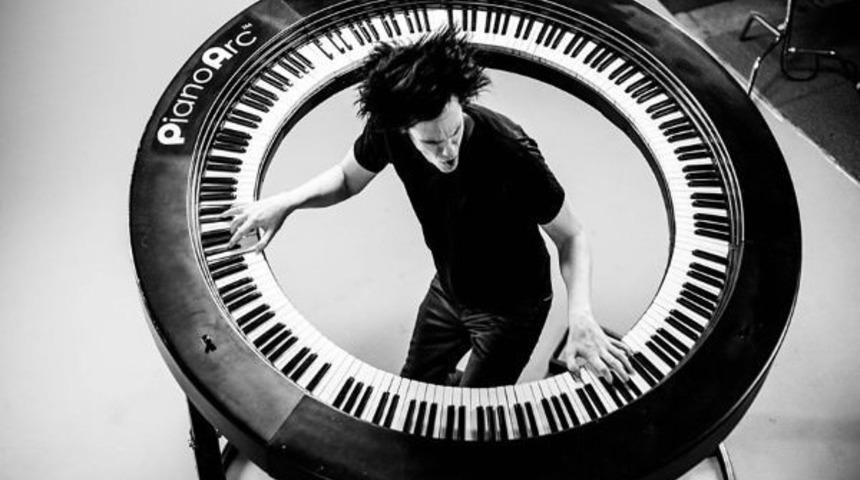 360 Derecelik Klavyeyle &Ouml;n&uuml;n&uuml;z, Arkanız, Sağınız ve de Solunuz Org!