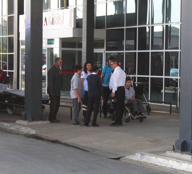 İzmir'de 21 öğrenci ve 1 öğretmen gıda zehirlenmesi şüphesiyle hastaneye kaldırıldı