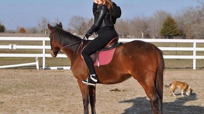 Kim Kardashian'ın Kardeşi Khloe'nin Attan Başka Herhangi Bir Şeye Bindiğinin 8 Kanıtı!