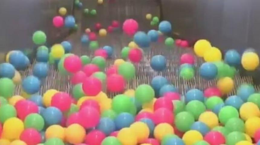 Y&uuml;zlerce Renkli Topu Y&uuml;r&uuml;yen Merdivene D&ouml;ken Gen&ccedil;ler