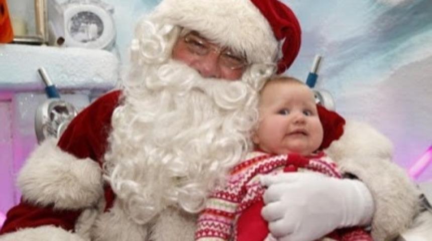 Noel Baba'yı G&ouml;r&uuml;nce Gulyabani G&ouml;rm&uuml;ş Gibi Korkan 14 &Ccedil;ocuk