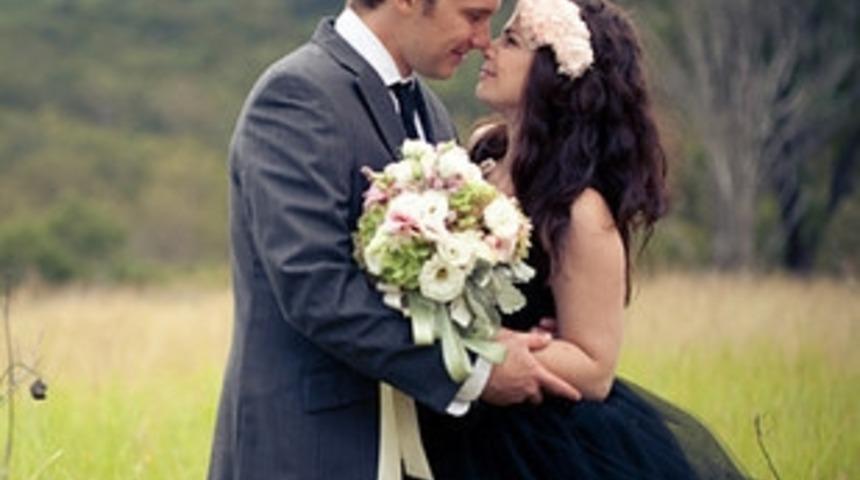 Kış Gelinlerine Alternatif 15 Siyah Gelinlik Modeli!