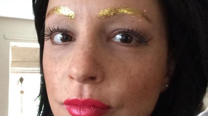 Cesur Kanserli Kadınlar Yılbaşı İ&ccedil;in Kaşlarını S&uuml;sl&uuml;yor!