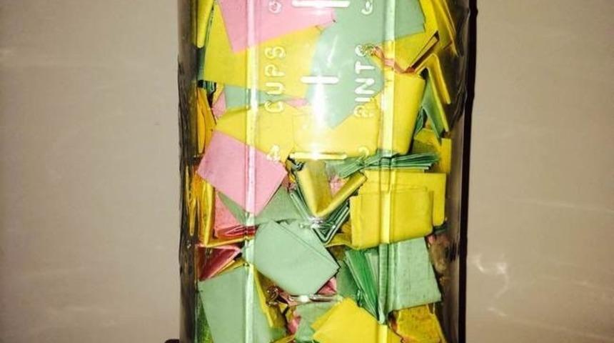 Yıl Boyu Sürecek Bir Hediye Olarak, Bir Kavanozu 365 Sevgi Notuyla Dolduran En İyi Erkek Arkadaş