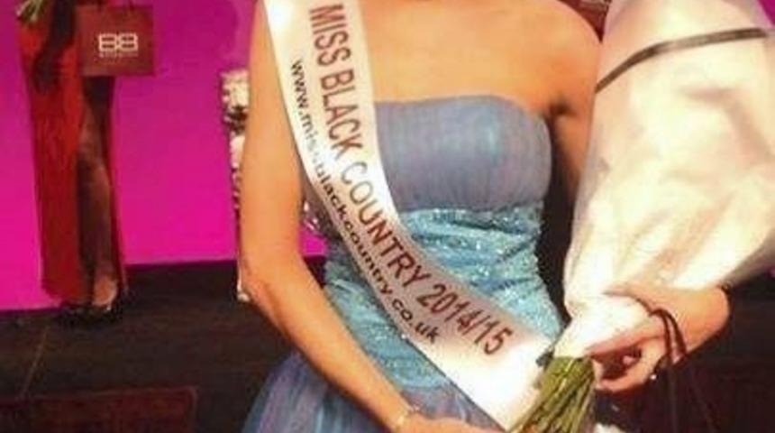 Y&uuml;z&uuml;ndeki Egzamadan &Ouml;t&uuml;r&uuml; Dışlanan Gen&ccedil; Kadın G&uuml;zellik Krali&ccedil;esi Oldu!