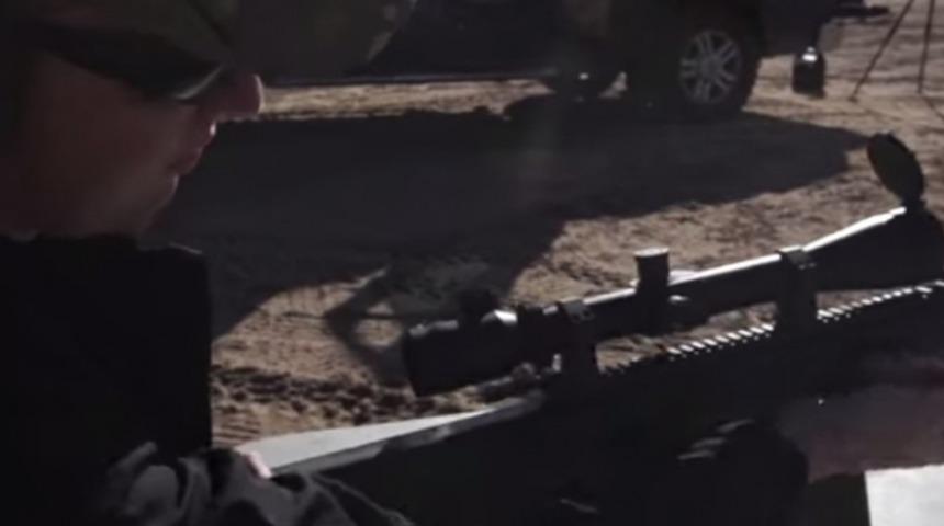 Bu Adamın Uzun Namlulu Tüfekle Yaptığı Atış Aklınızı Alacak!