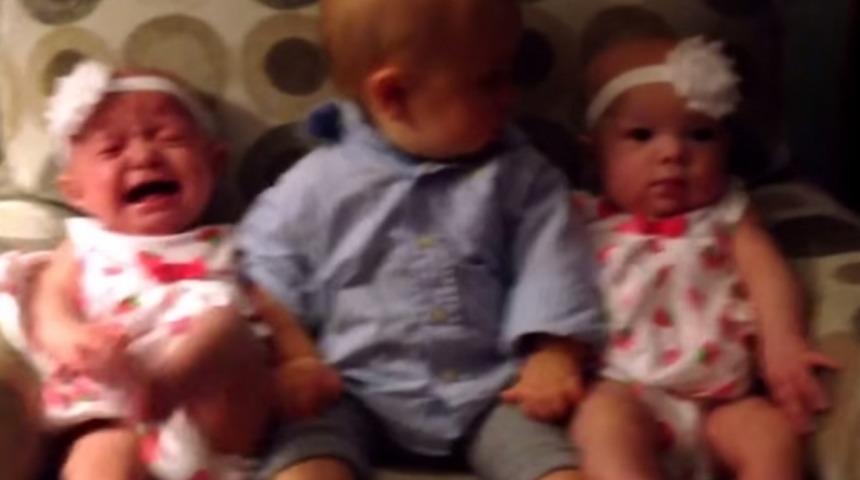 Hayatında İlk Kez İkizlerle Karşılaşan Bebeğin Kelimelere Sığmayan Şaşkınlığı!