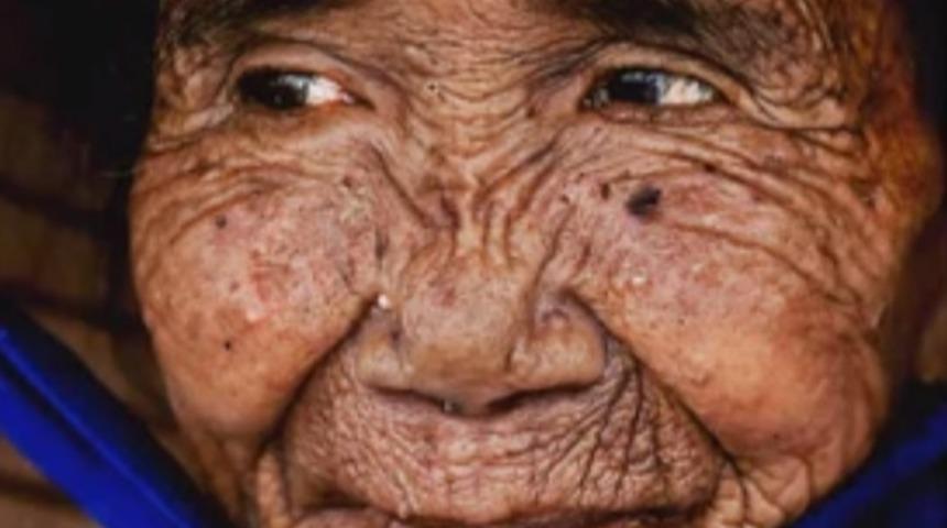 100 Yaşındaki Kadını Photoshop'la 20 Yaşına G&ouml;nderdiler...