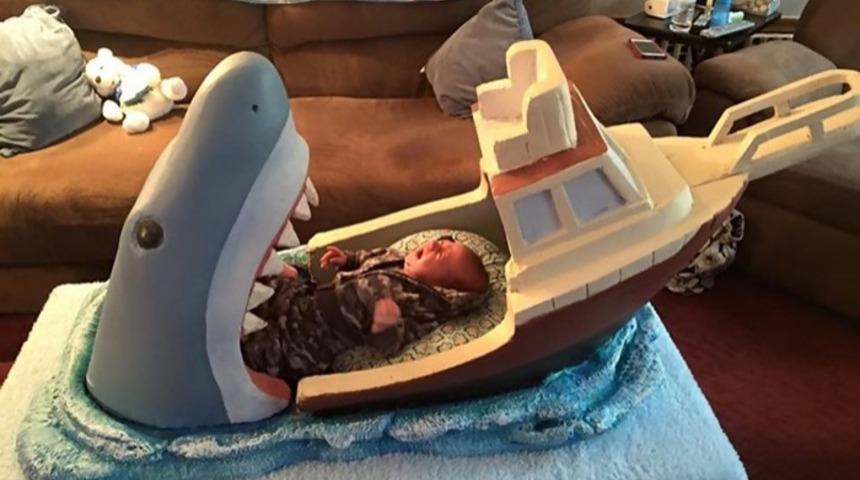 Amca Jaws'tan &Ccedil;ok Etkilendi, Yeğenini K&ouml;pek Maması Yaptı!