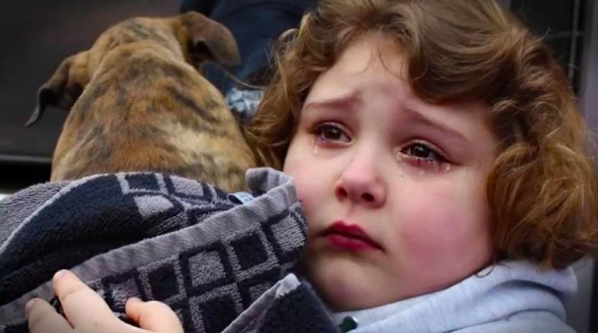 K&ouml;peğine Yeniden Kavuşan K&uuml;&ccedil;&uuml;k Kızın Muhteşem Tatlılığı!