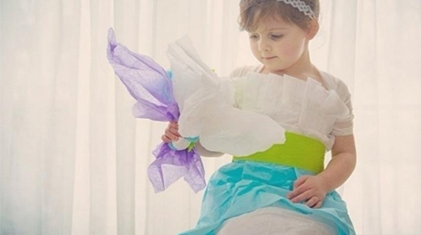 Bu 4 Yaşındaki &Ccedil;ocuk Annesiyle Beraber Kağıttan Elbiseler Yapıyor