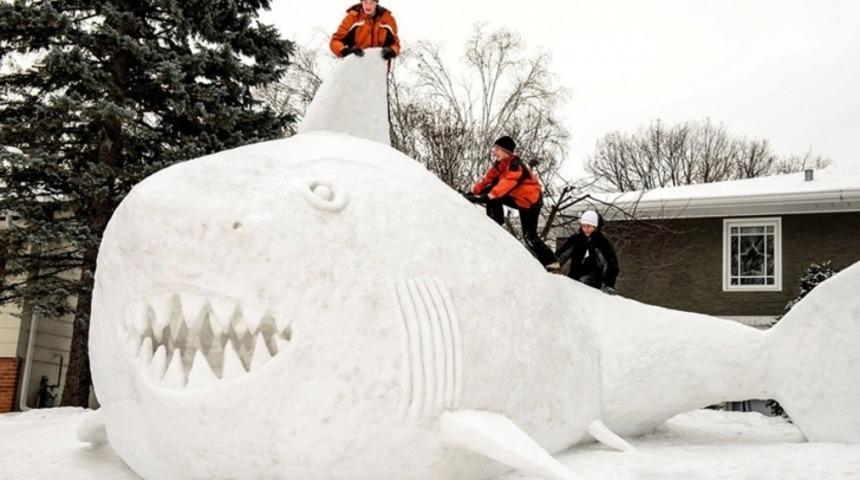 Kar Yağınca Aşka Gelen &Uuml;&ccedil; Kardeşin Muhteşem Heykelleri!