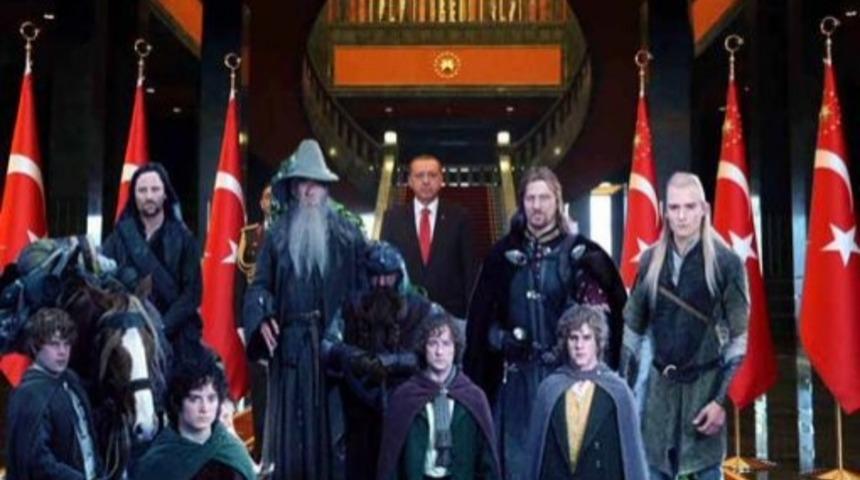 Ak-Saray'ın Merdivenlerinde "Maskeli Balo Mu Var" Dedirten Caps'ler 