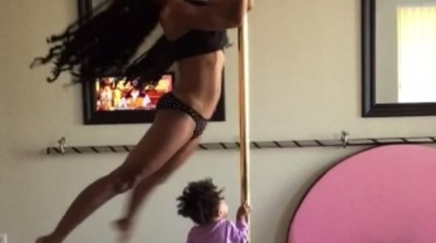 Kızının &Ouml;n&uuml;nde Direk Dansı Yapan Kadın Saldırı Altında!