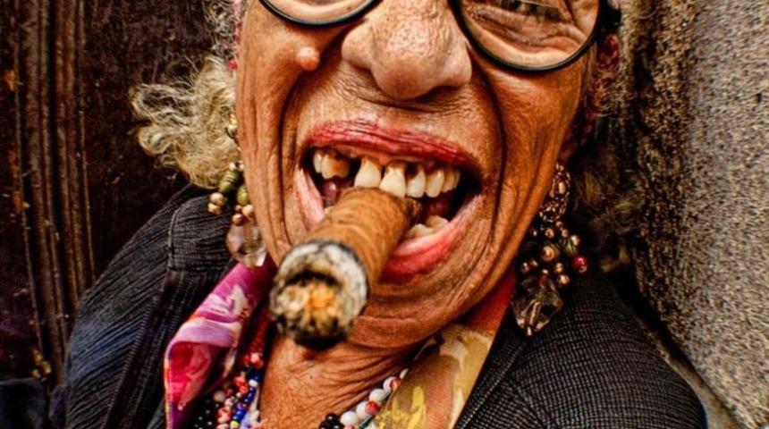 Bacağında Puro Saran K&uuml;balı Kadınlar