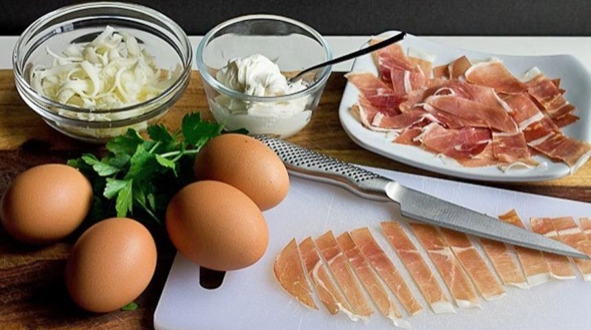 Akşamdan Pişirip Sabahları Kahvaltıda Yemelik, Yumurtalı, Peynirli ve Jambonlu Lezzetli Mini Tart Tarifi