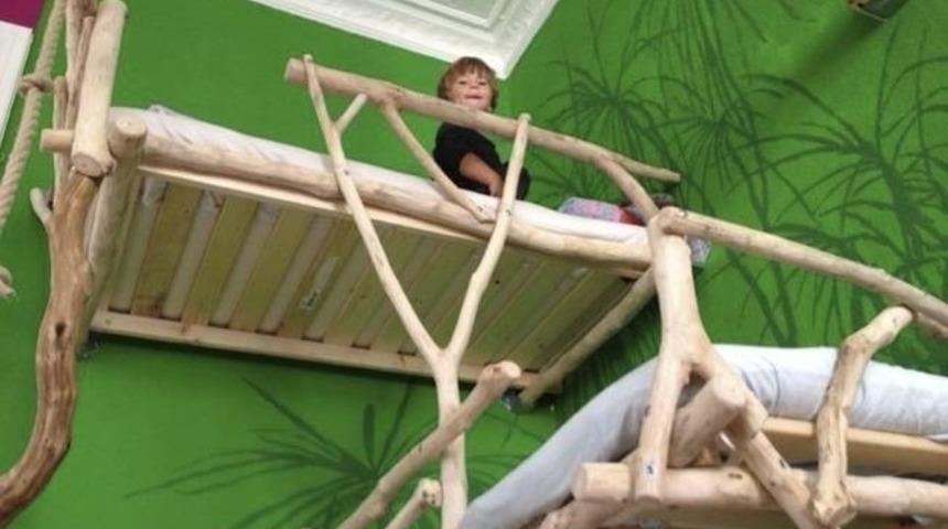 Bu Baba Çocuklarına Odunlarla Sıradışı Yataklar Yapmış