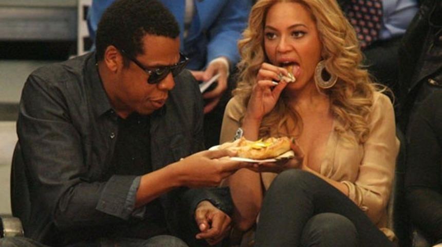 Beyonce Şimdi De Eve Servis Yemek İşine Girdi