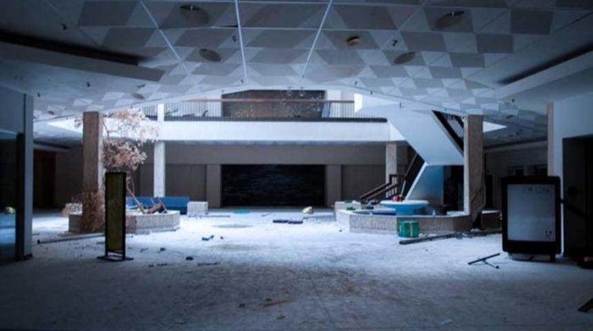 D&uuml;nyanın D&ouml;rt Bir Yanında Alışveriş Merkezleri Bomboş Yerlere D&ouml;n&uuml;yor