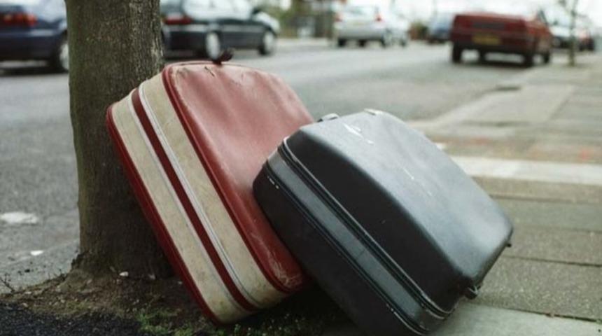 Polis Yolun Ortasında Bir Bavulun İ&ccedil;inde İnsan Par&ccedil;aları Buldu