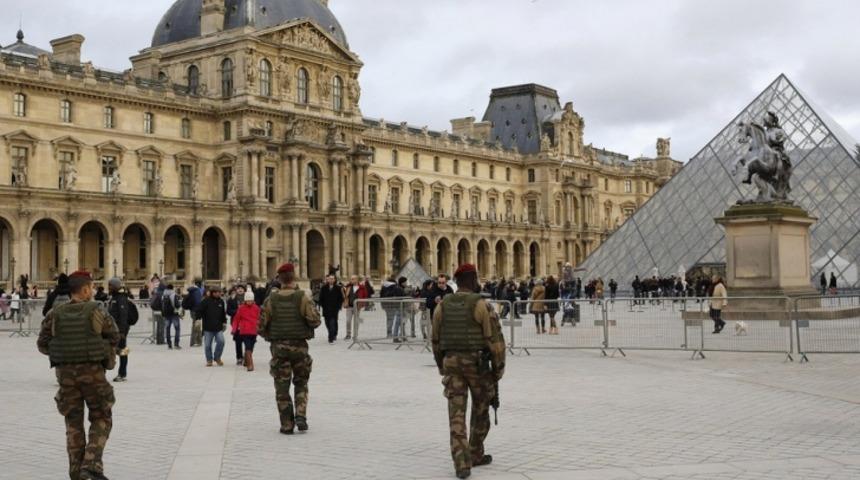 Paris Sokaklarında Aksiyon Filmi &Ccedil;ekmek Artık Yasak!