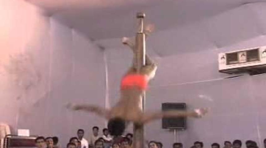 Bu Adam Direk Dansını Bambaşka Bir Seviyeye Y&uuml;kseltiyor