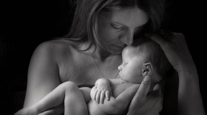 Bebeklerini Kaybeden Ailelerin &Ccedil;ocuklarıyla Son Kez &Ccedil;ekilen 10 Fotoğrafı