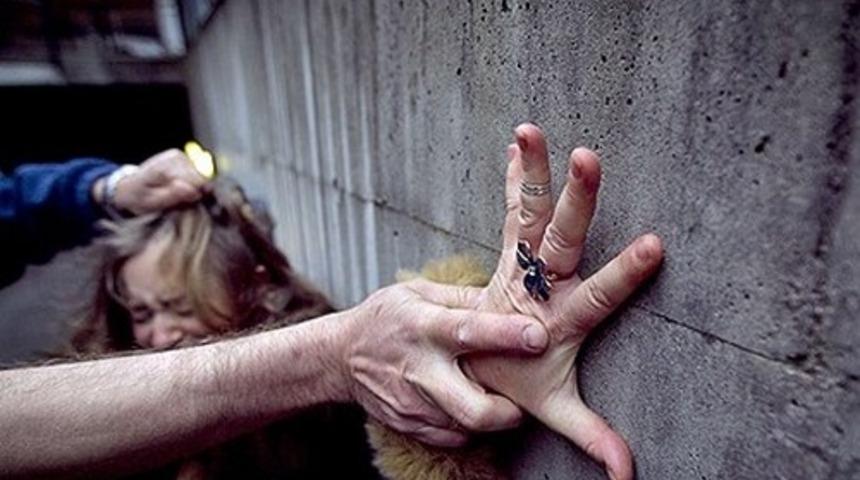 Kendisini takip eden adamın penisini kesti!