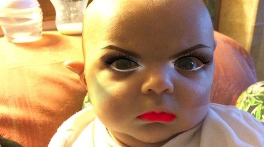 Oğlunda Makyaj Uygulaması Deneyen Anne Olay Oldu