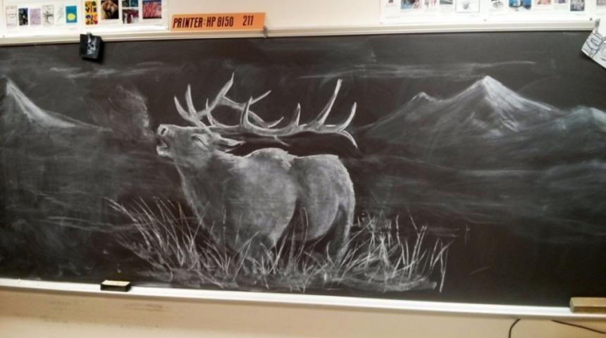 Bu Resim Hocası &Ouml;ğrencilerine İlham Vermek İ&ccedil;in Harika Bir Yol Se&ccedil;miş!