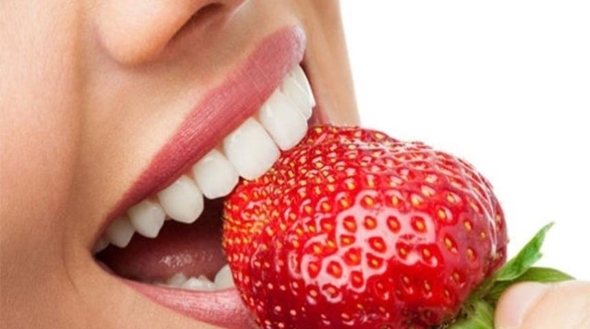 Diş beyazlatma yöntemleri: Bembeyaz gülüşler için 5 yöntem