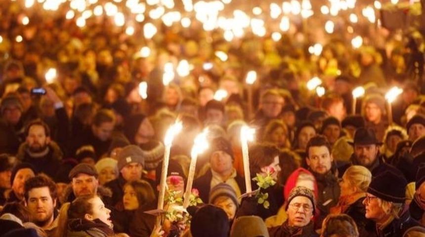 M&uuml;sl&uuml;manlar Oslo Sinagog'u &Ouml;n&uuml;nde Kalkan Oluşturdu!