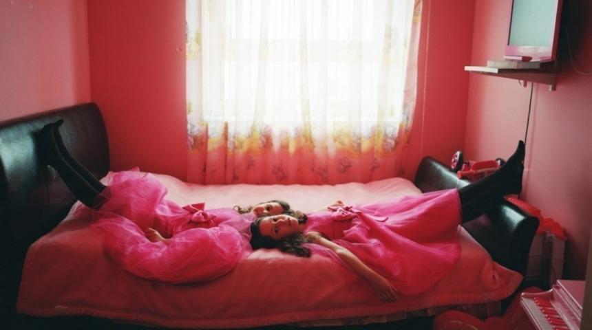 Feminist Fotoğraf&ccedil;ıdan Pembe Renge Tepkili Fotoğraflar