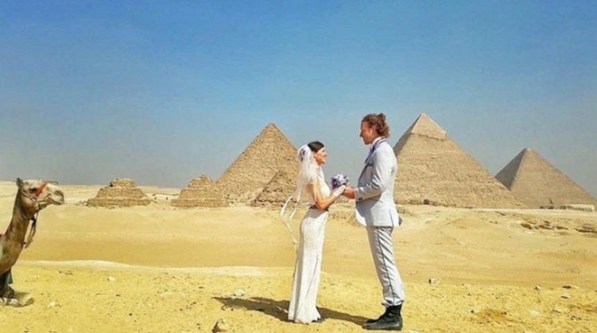 83 G&uuml;nde D&uuml;nyanın 38 Ayrı Yerinde Baştan Evlenen Deli &Ccedil;ift