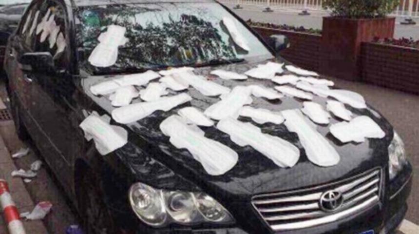 Kıskan&ccedil; Sevgili Erkek Arkadaşının Arabasını Kadın Pediyle Kapladı! 