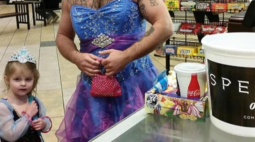 Elbise Giymekten Korkan K&uuml;&ccedil;&uuml;k Kız İ&ccedil;in Giyindi!