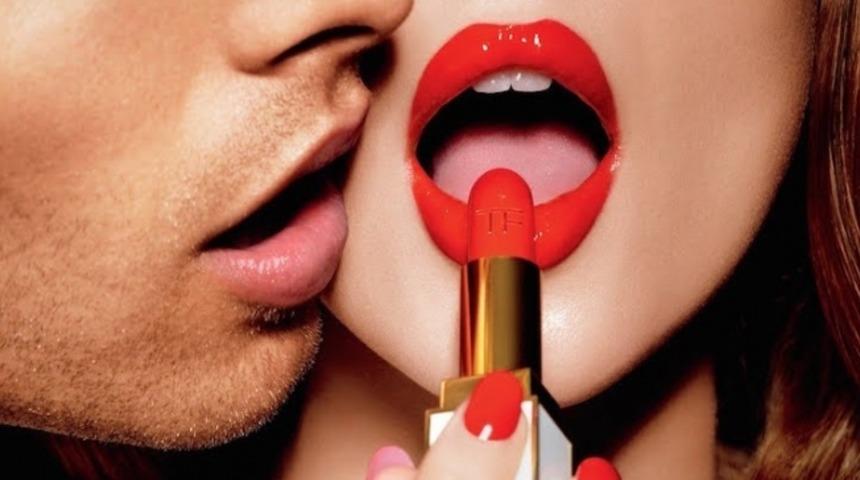 Kırmızı Rujlu Kadınlara Aşık Olmak İ&ccedil;in 8 Sebep