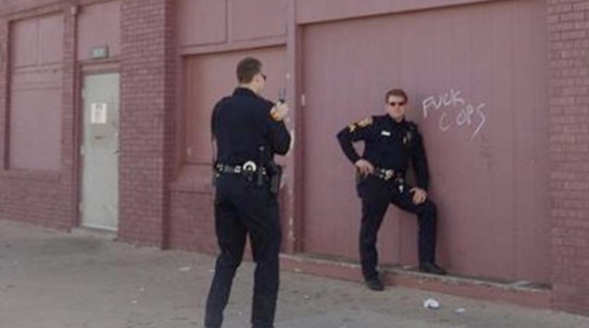 Garip Şeyler Yapan Bu Polisler Sizi Çok Güldürecek