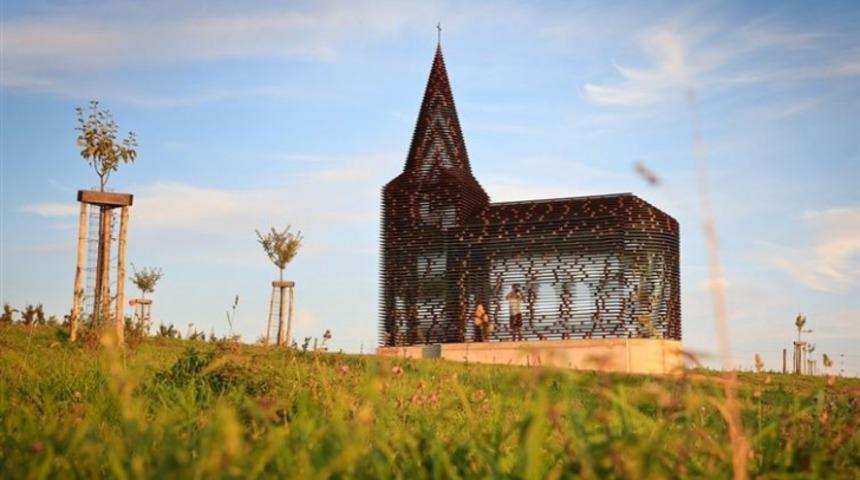 Bu Kilisenin İçi De Dışı Da Bir! 