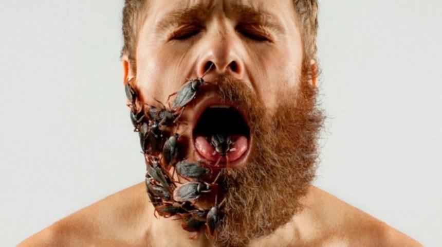 Kestiği Sakalının Yarısına Değişik Meteryaller Koyan Adam! 