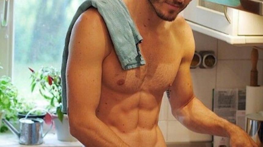 Bayanlar, Bu Liste Size! İşte &Ccedil;ıplak Yemek Yapan 15 Yakışıklı