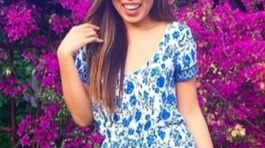 Bu Kadın V&uuml;cut Algılarının Sa&ccedil;malığını Kanıtlamak İ&ccedil;in Kendini Fotoşopladı!