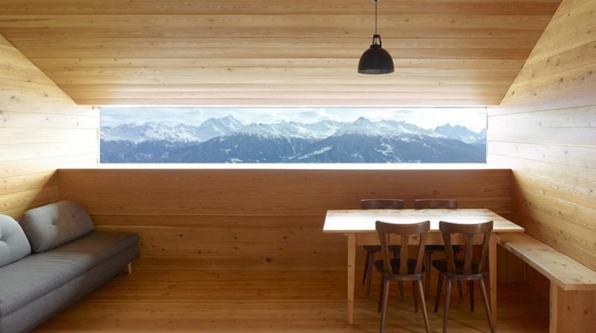 Pencerelerinin Ger&ccedil;ekten Doğal Bir Tablo Yarattığı Bu Ev Fikrine Bayılacaksınız!