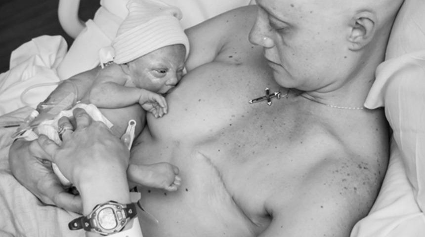 Meme Kanseri Olan Annenin Bebeğini Emzirirken Yaşadığı Duygusal Anlar