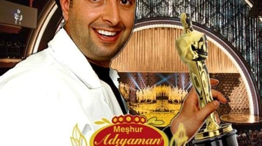 &Ccedil;iğ K&ouml;fte D&uuml;kkanının Tanıtımını Yapmak İsteyen Adamın Kahkaha Garantili Fotoşokları