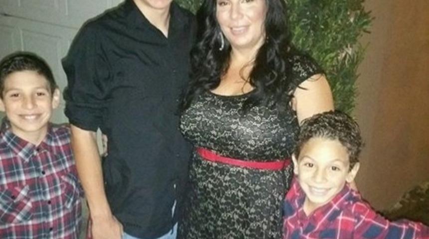 Sahiplenilen Pitbull Otistik &Ccedil;ocuğa Annesine Sarılmayı &Ouml;ğretiyor