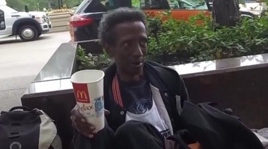 Evsiz Adam Doğum G&uuml;n&uuml; Hediyesi Alınca G&ouml;zyaşlarına Boğuldu