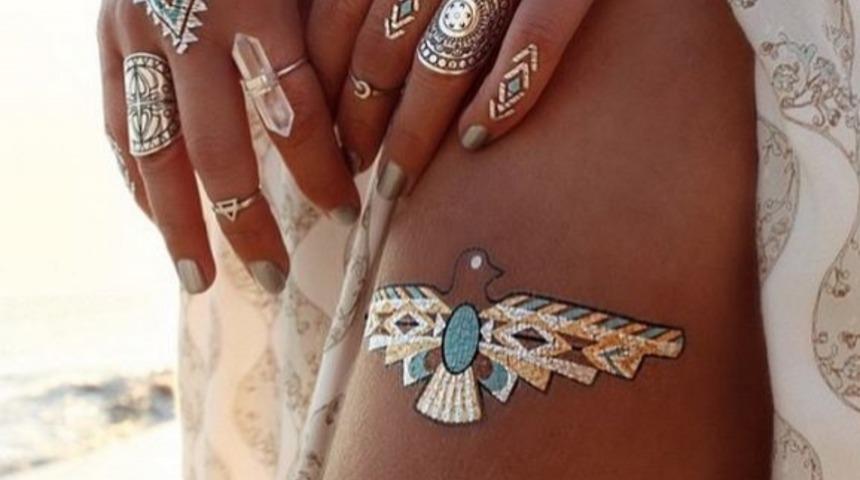 Kadınlar Kendilerini Altın D&ouml;vmelerle Kaplıyor