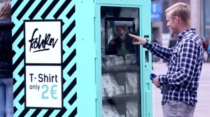 2 Euro'ya T-shirt Satan Bu Makinadan Kimse Bir Şey Almaya Yanaşmıyor