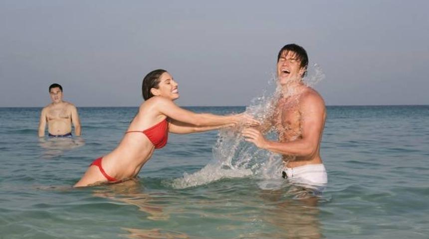 Yalnızlıktan Kendini Stok Fotoğraflara Photoshoplayan Adam